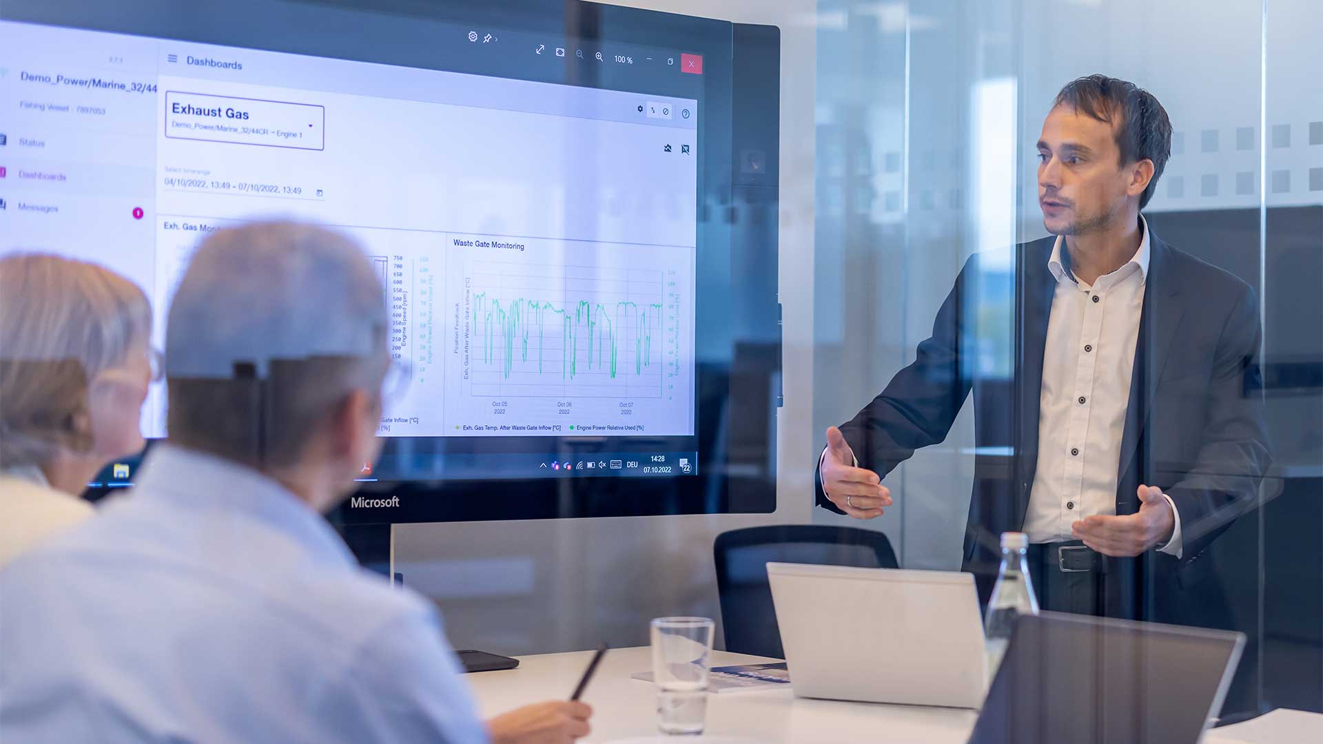 man presention something in a meeting