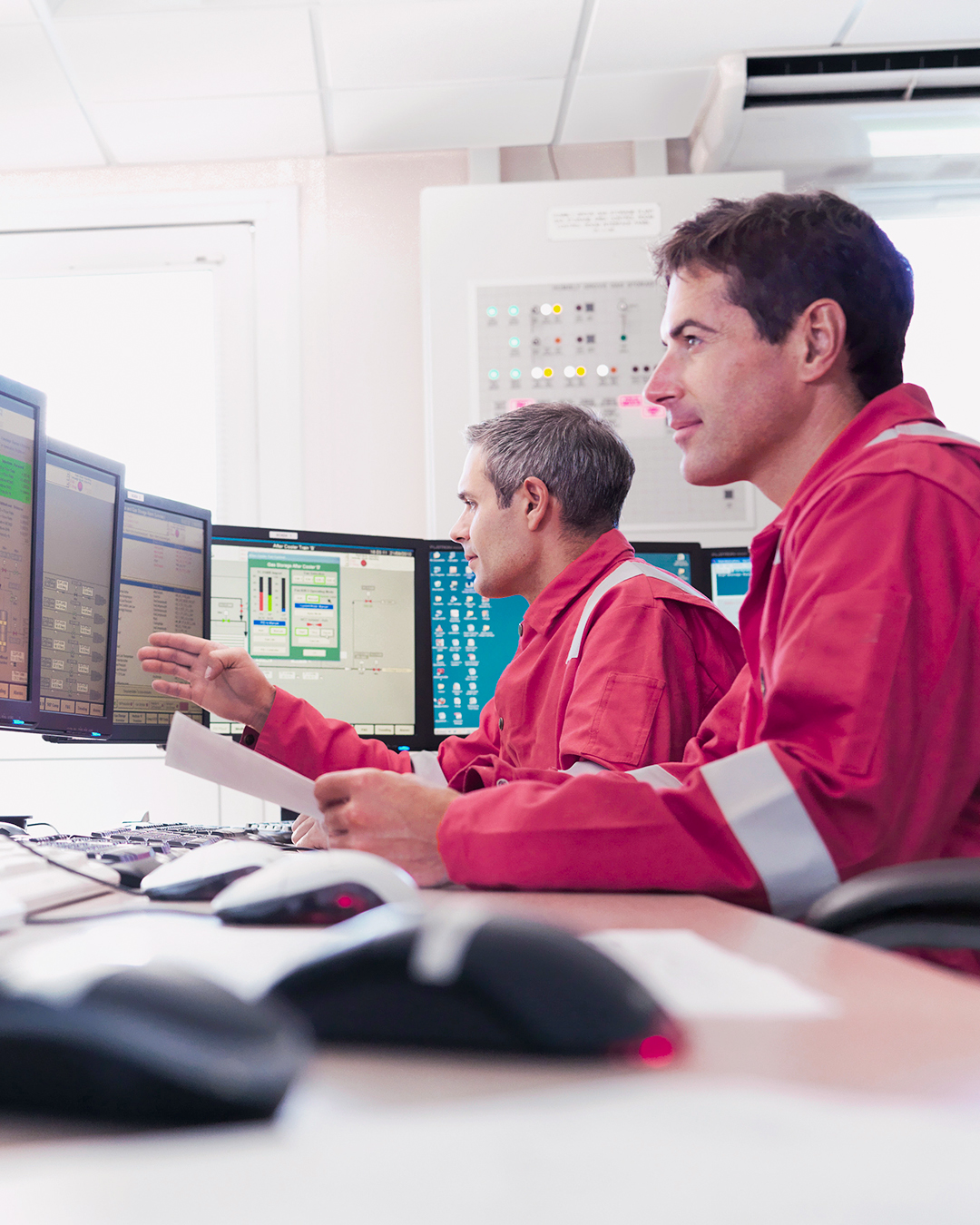 Picture two persons on screens for the support contact