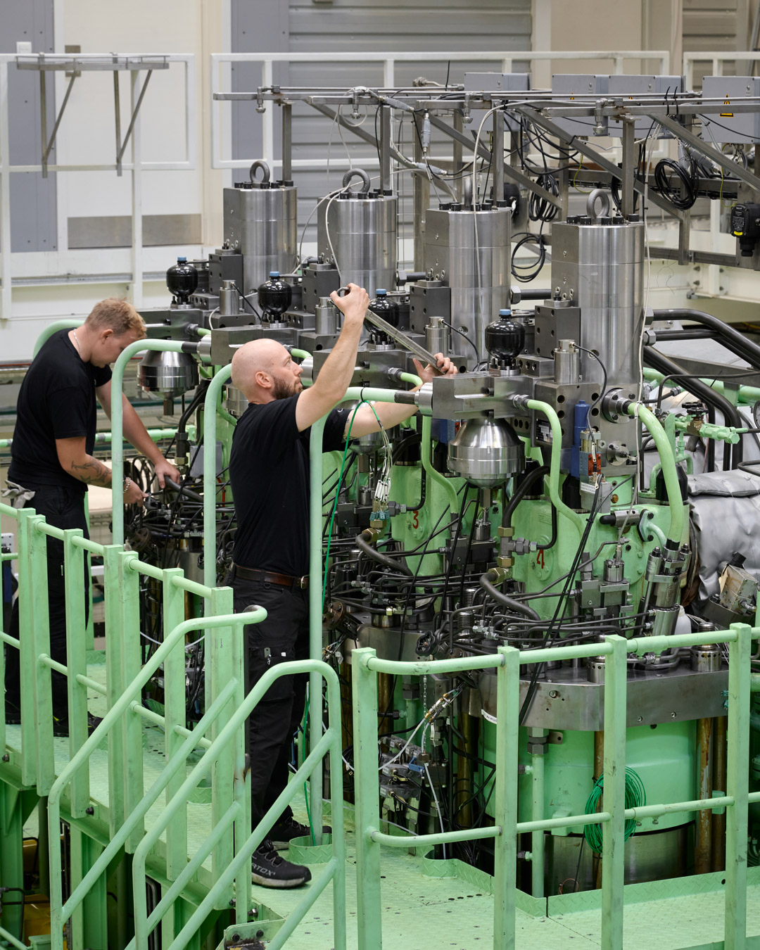 Engineers working on the Everllence B&W two-stroke ammonia engine