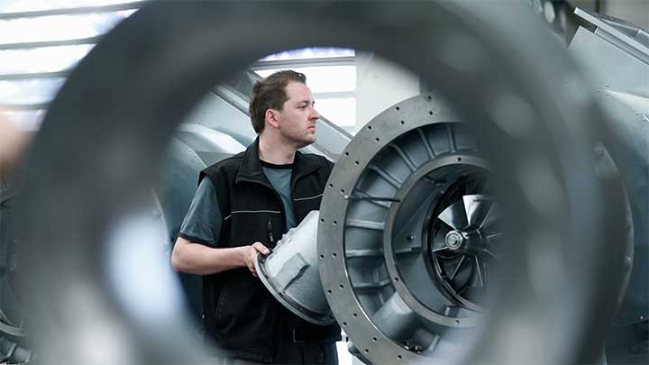 Worker in the turbocharger production