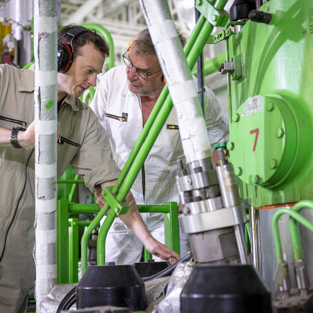 Two engineers discussing next to the Everllence B&W ME-GI engine