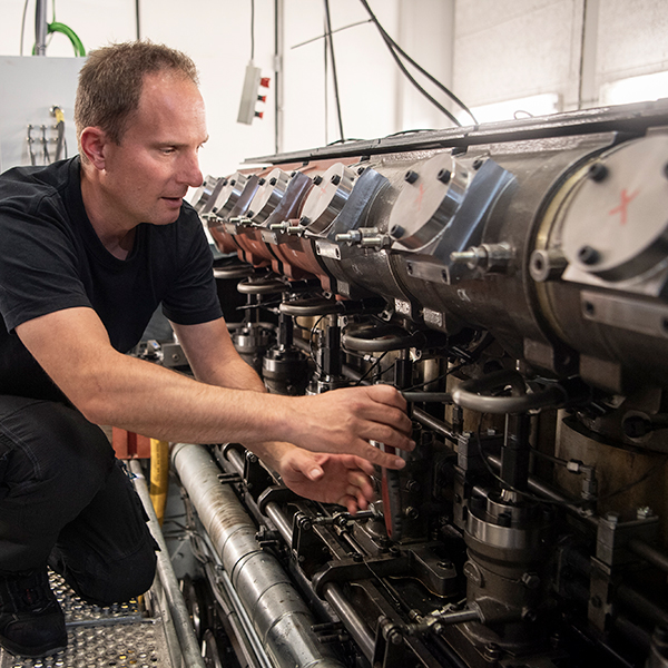 Engineer working on L21/31DF-M engine