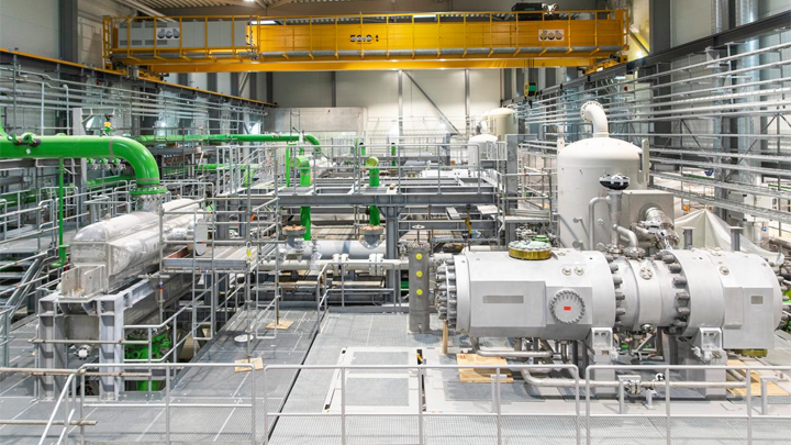 Esbjerg Industrial heat pump system with metallic pipes and a central compressor unit